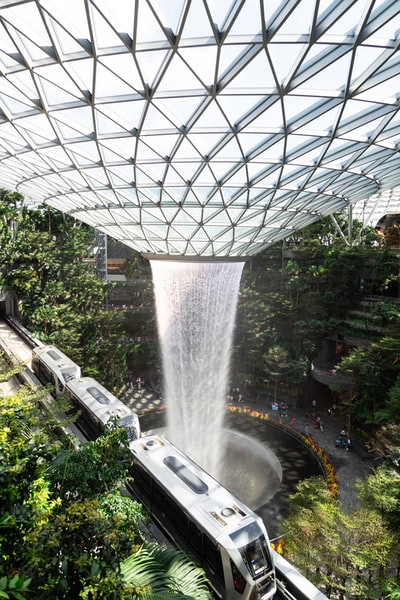 带喷泉的白色圆形建筑